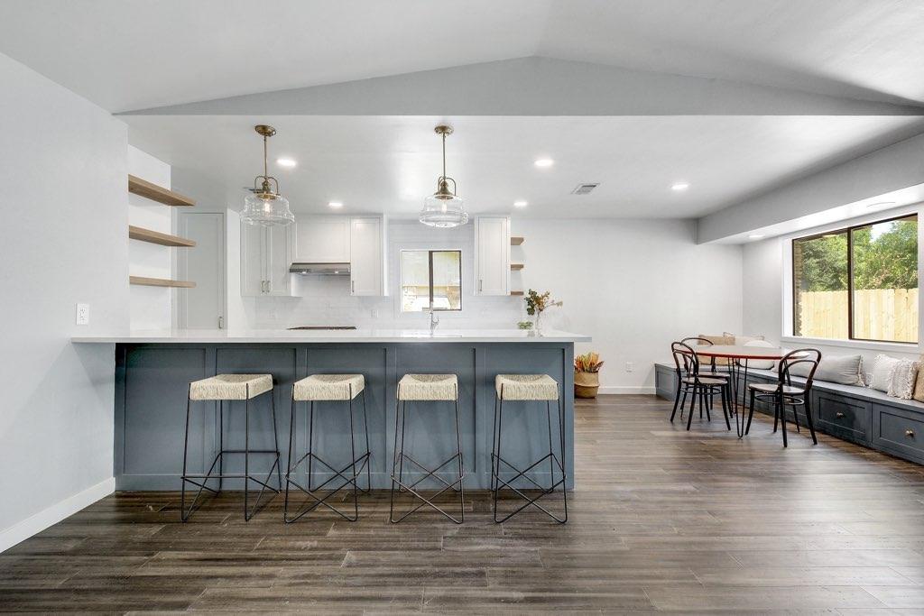Farmhouse Style Kitchen Island & Bar